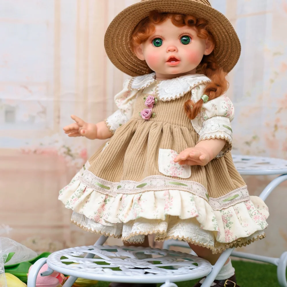 Kits de muñecas reborn Elie Niña Pastoral 18 pulgadas Vinilo 14 Muñeca reborn vestida con un atuendo de inspiración vintage con sombrero, encaje y detalles florales.