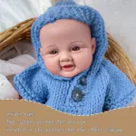 Realistische Silikon-Reborn-Babypuppe mit offenen Augen, die einen kuscheligen blauen Strickhoodie trägt.