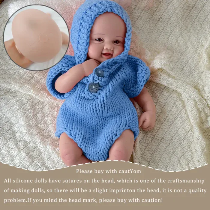Babypuppe mit offenen Augen, bekleidet mit einem blauen Strickhoodie und Strampler, realistische Silikonhaut, perfekt.