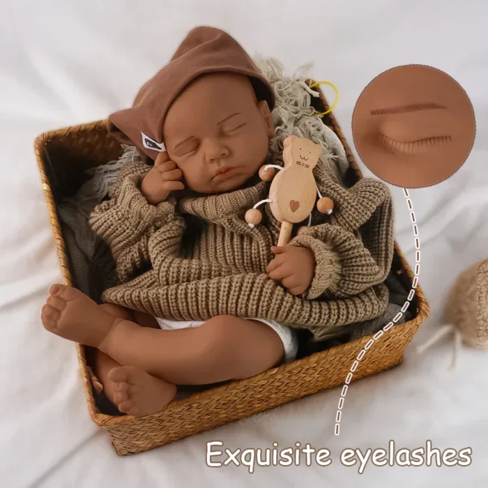 Poupée reborn aux traits réalistes, corps entièrement en silicone et cils exquis, pour collectionneurs et collectionneuses.