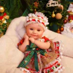 Genfødt silikone drengedukke med festligt juletøj og detaljerede funktioner. Perfekt til samlerbrug.
