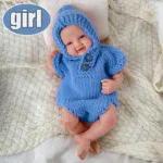 Reborn-Babypuppe mit realistischer Haut, 17,3 Zoll groß, 2,4 kg schwer, trägt einen kuscheligen blauen Strickpullover.