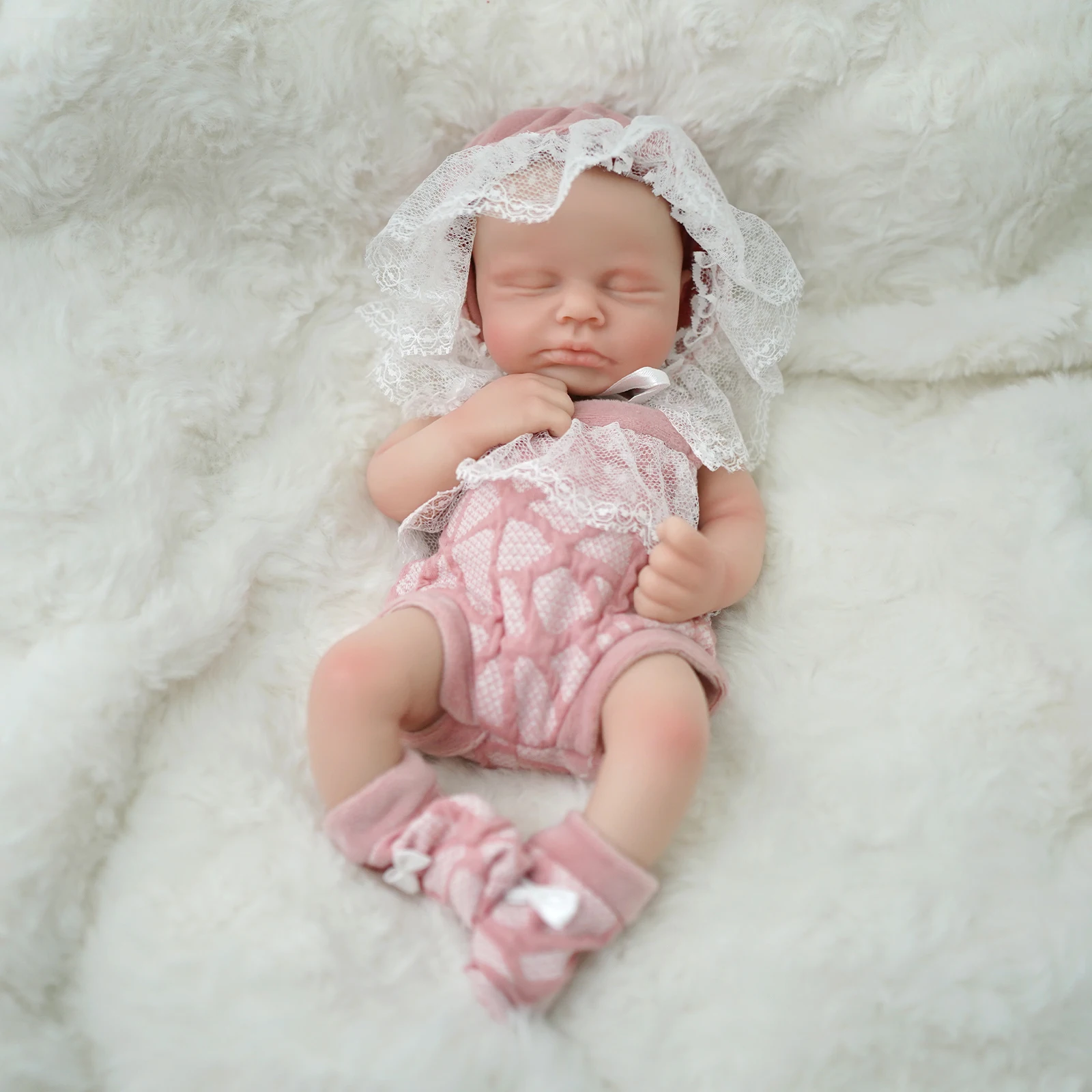 Poupée reborn Ada & Gus Micro Preemine Poupée reborn réaliste en silicone, micro-prématurée, avec tenue et bonnet roses.