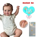 Adorable bebé niña con diadema y brazo levantado, caja de regalo y nubes al fondo.