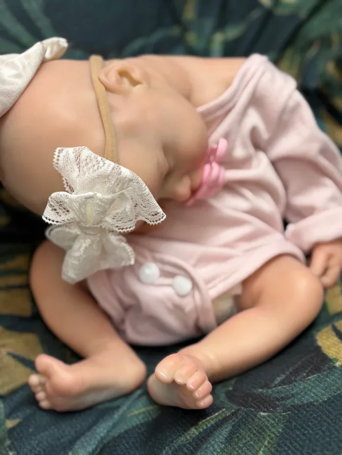 Bebê prematuro realista dormindo, feito de silicone, da Mk Reborns.