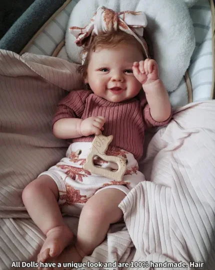 Een schattig, lachend babymeisje met een strik in haar haar, liggend op een knus bedje.