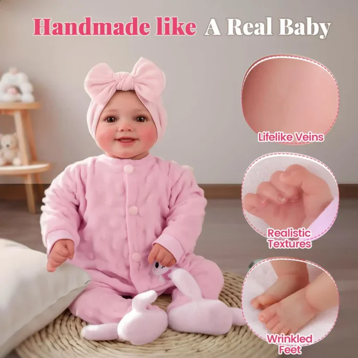 Yndig babydukke med lyserødt outfit og plyskanin.