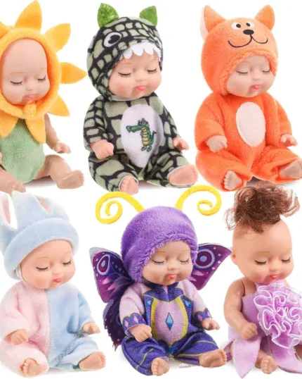Seks nuttede Reborn babydukker i farverige kostumer til børn og samlere.