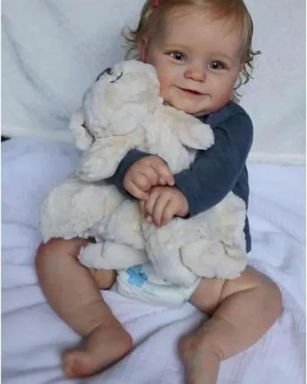 Schattig peutermeisje met een wit pluche knuffeldier.
