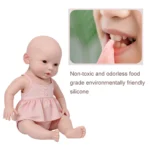 Poupée bébé réaliste en silicone, à la peau douce et aux traits détaillés.