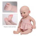 Poupée bébé réaliste en silicone avec mains et pieds détaillés, pour collectionneurs.