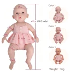 Poupée reborn grandeur nature, bébé fille, avec robe rose et traits détaillés.