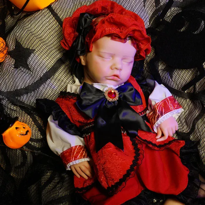 Poupée reborn réaliste de bébé fille déguisée sur le thème d'Halloween.