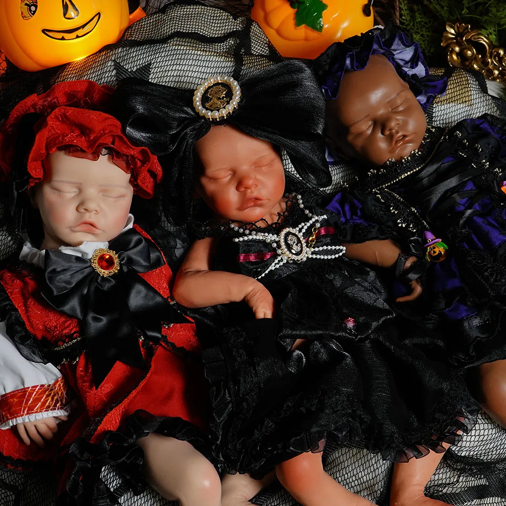 Ensemble de poupées reborn d'Halloween Trois poupées reborn déguisées pour Halloween, avec des citrouilles et des décorations.