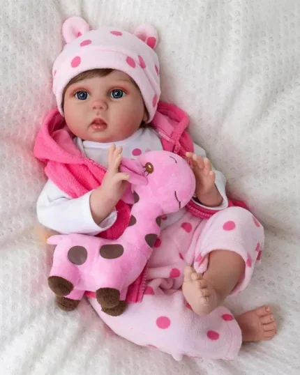 Realistische Babypuppe mit rosa Giraffen-Plüschtier und rosa gepunktetem Outfit.