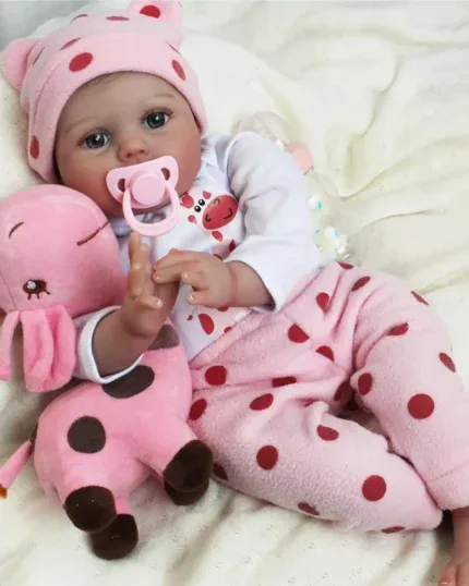 Bezauberndes Babymädchen mit rosa Hütchen und Plüschtier, realistische Reborn-Puppe für Sammler.