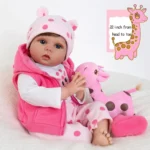Bezaubernde, 56 cm große Reborn-Puppe mit weichem Körper, realistischen Gesichtszügen und rosa Outfit.