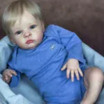 Реалистична кукла бебе момченце с руса коса в син тоалет за колекцията Reborn dolls.