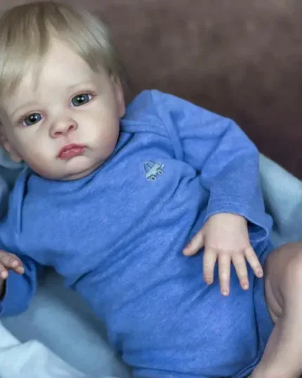 Реалистична кукла бебе момченце с руса коса в син тоалет за колекцията Reborn dolls.