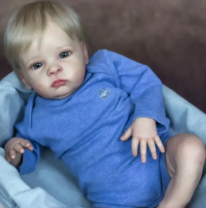 Реалистична кукла бебе момченце с руса коса в син тоалет за колекцията Reborn dolls.