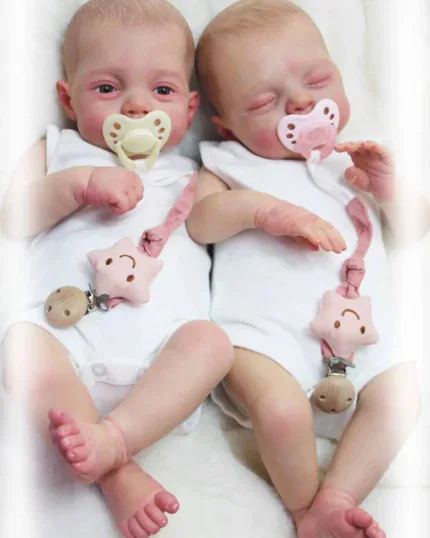 Zwei realistische Zwillingsbabypuppen mit Schnullern und Plüschtieren.