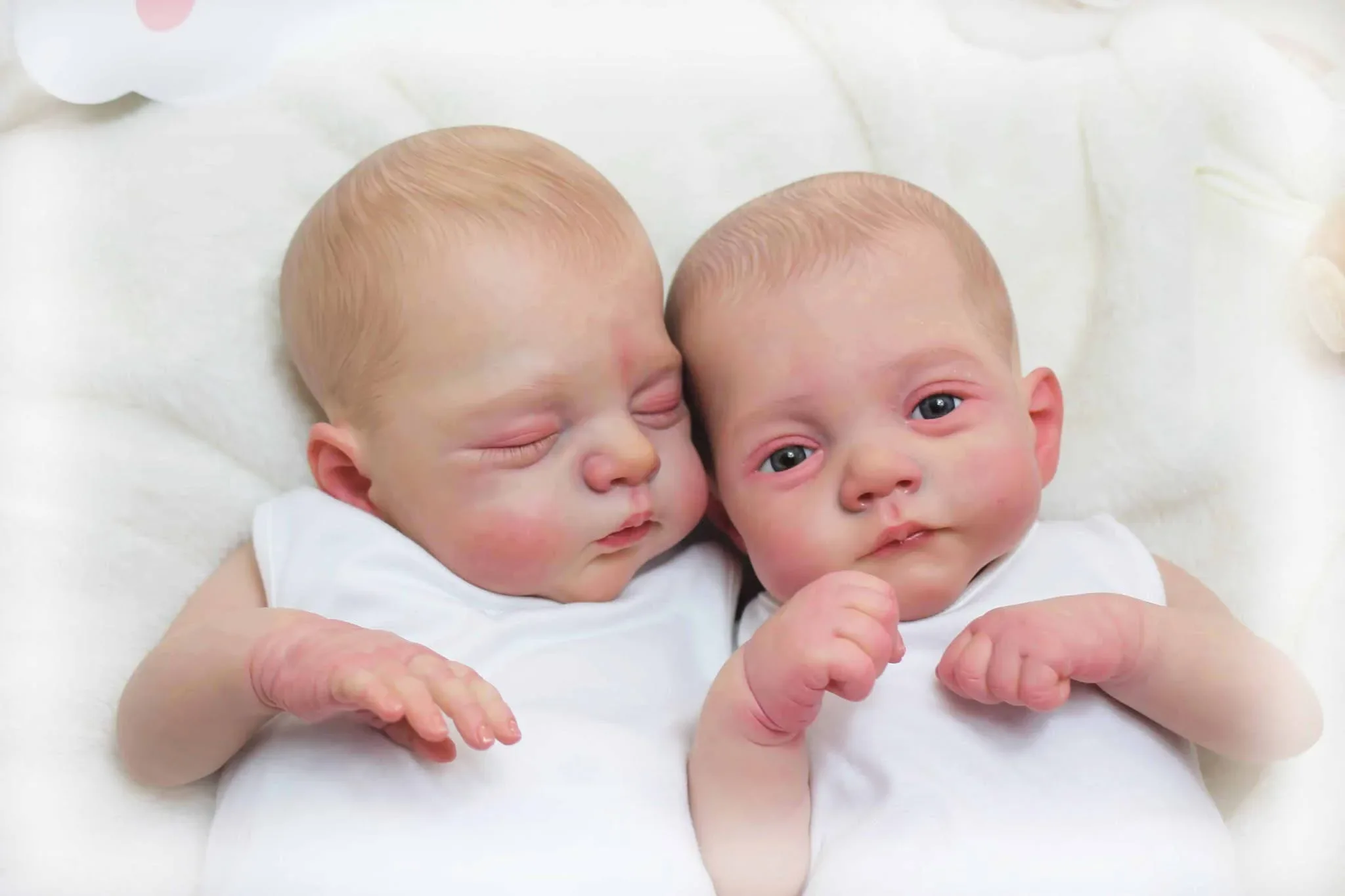 Noa & Maeve Schlafende und wache Zwillings-Reborn-Babypuppe, 45 cm (18 Zoll), 30 Noa Maeve Schlafende und wache Zwillings-Reborn-Babypuppe, 45 cm (18 Zoll), 7