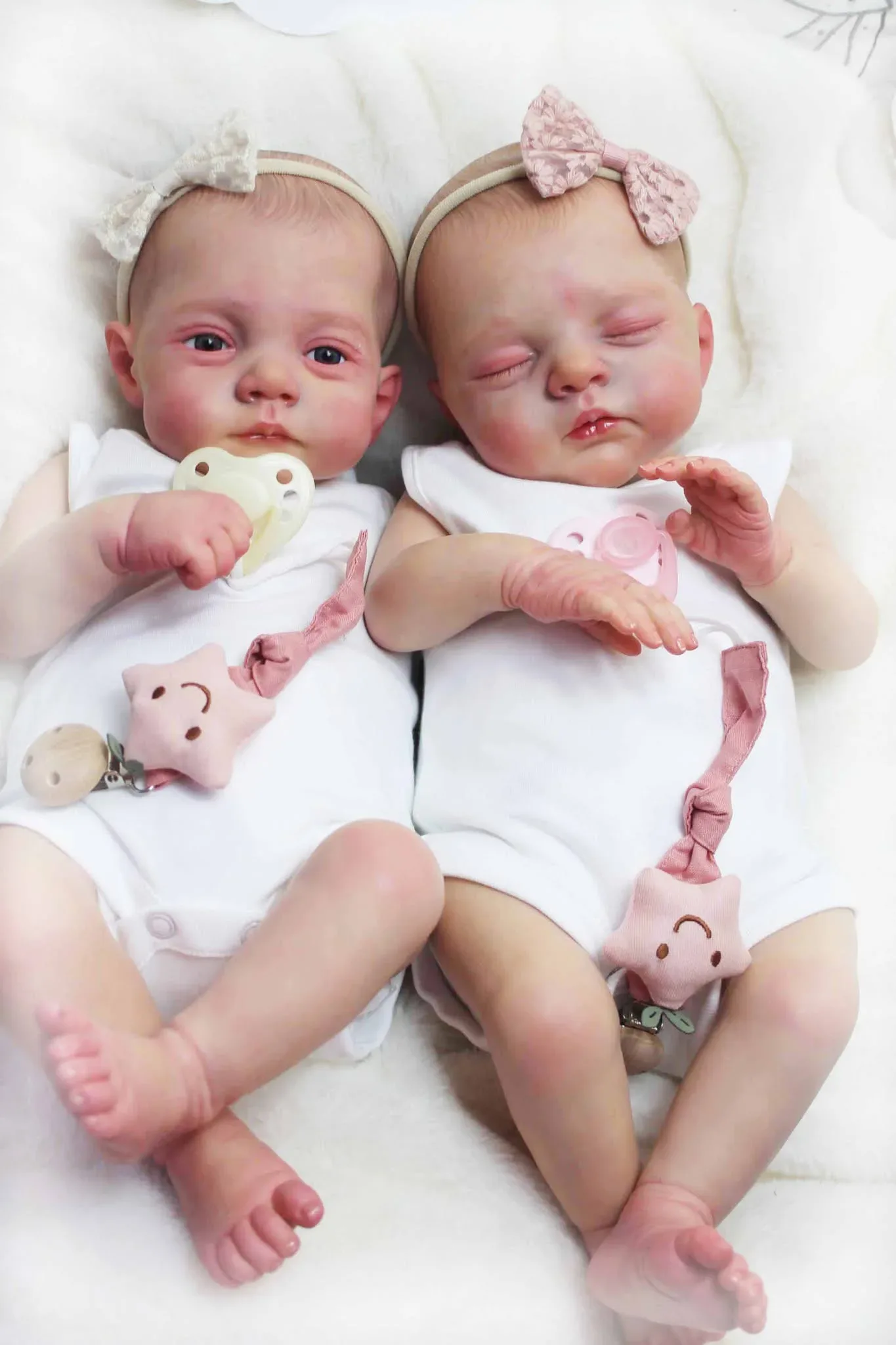 Noa & Maeve Schlafende und wache Zwillings-Reborn-Babypuppe, 45 cm (18 Zoll), 32 Noa & Maeve Schlafende und Wache Zwillings-Reborn-Babypuppe, 45 cm (18 Zoll), Größe 3