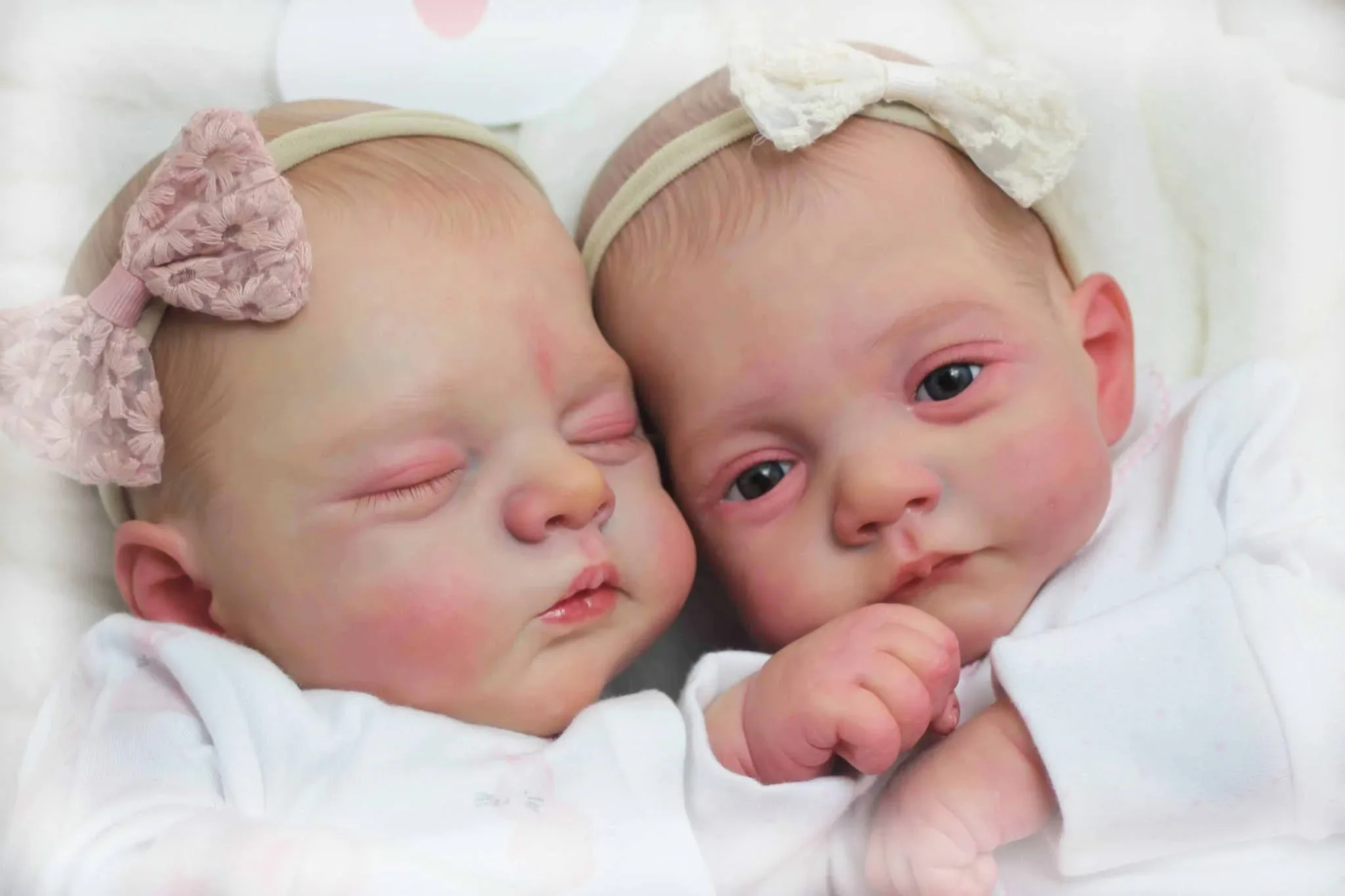Noa & Maeve Schlafende und wache Zwillings-Reborn-Babypuppe, 45 cm (18 Zoll), 33 Noa & Maeve Schlafende und Wache Zwillings-Reborn-Babypuppe, 45 cm (18 Zoll), 4 Stück