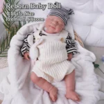 Realistische Silikon-Reborn-Babypuppe in kuscheliger Kleidung zur Dekoration.