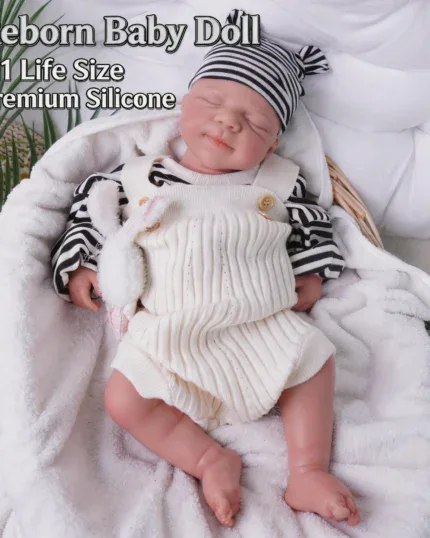 Realistische Silikon-Reborn-Babypuppe in kuscheliger Kleidung zur Dekoration.
