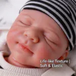 Nahaufnahme einer friedlichen Silikon-Reborn-Babypuppe mit lebensechten Gesichtszügen.
