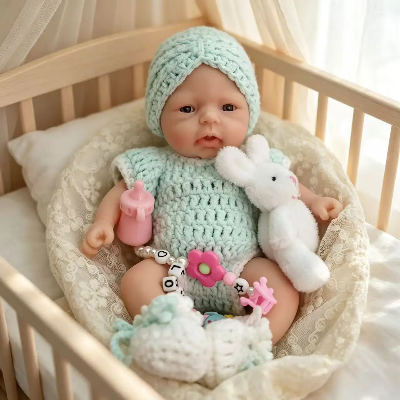 Mabel Girl Mini Silikon Reborn Docka Bedårande 18 cm reborn silikondocka med blå stickad mössa och dräkt.
